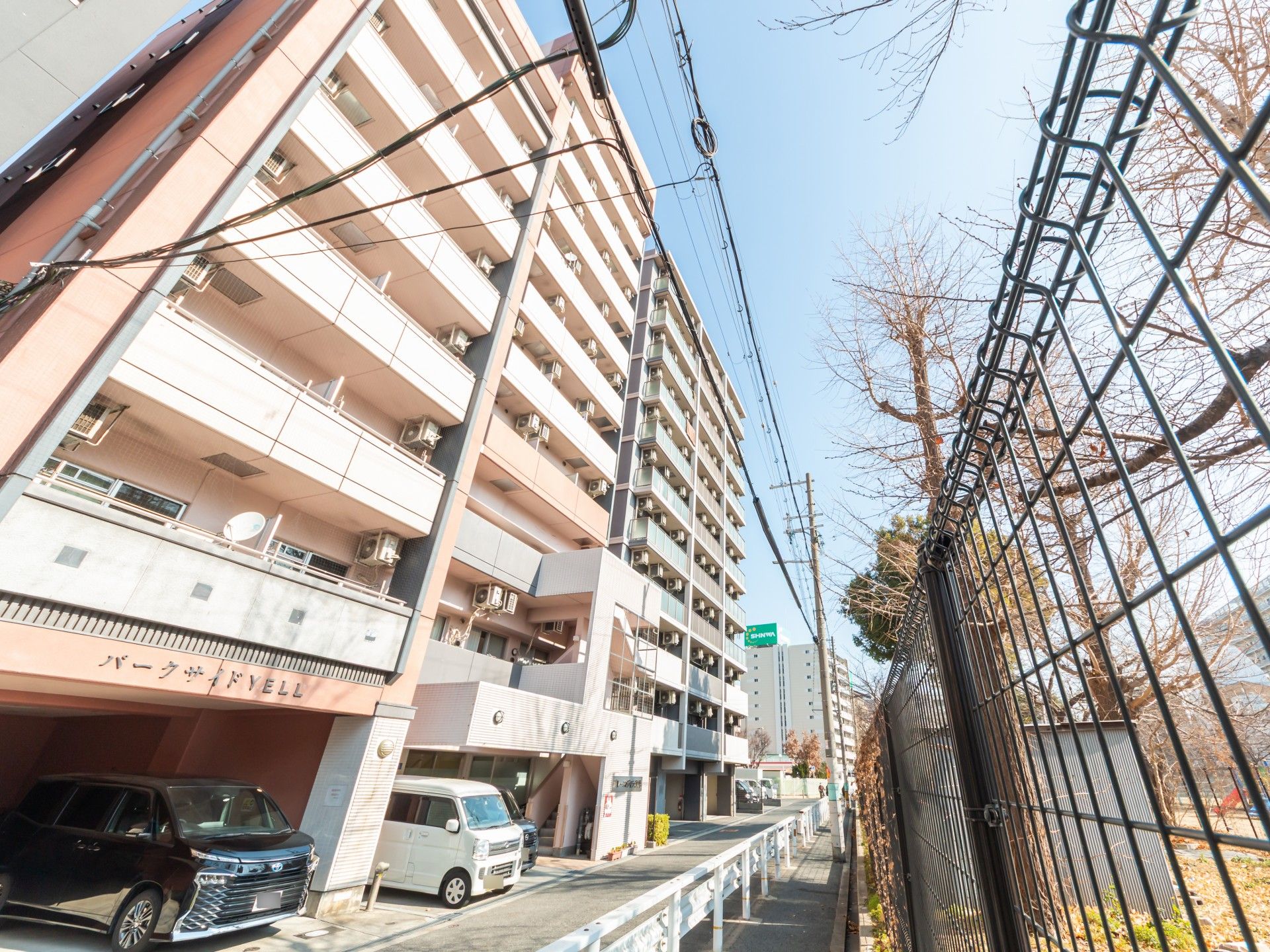 車椅子に座っている高齢女性と向き合う女性ヘルパー
