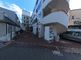 静かな住宅街の通り