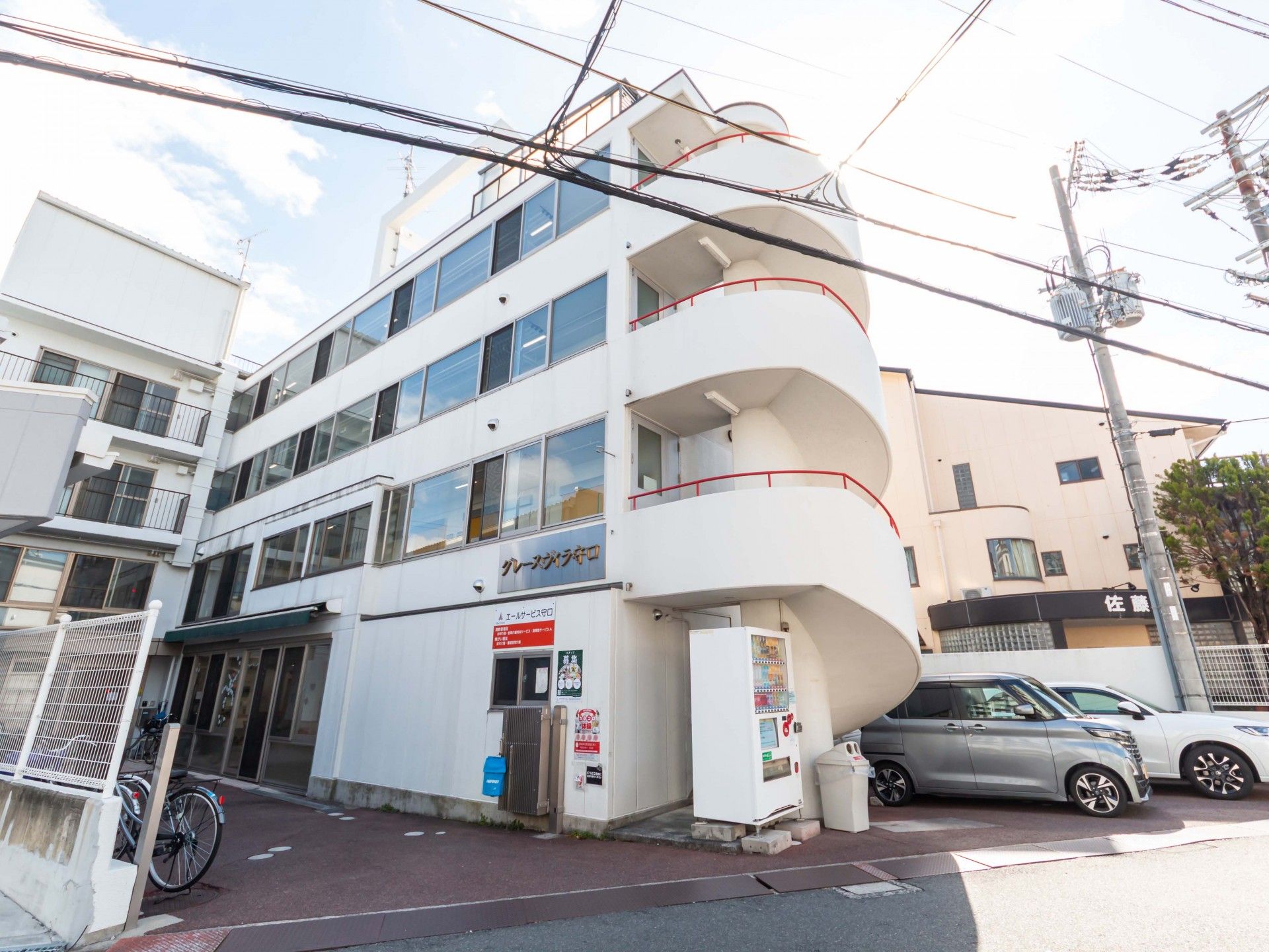 白い外観の建物