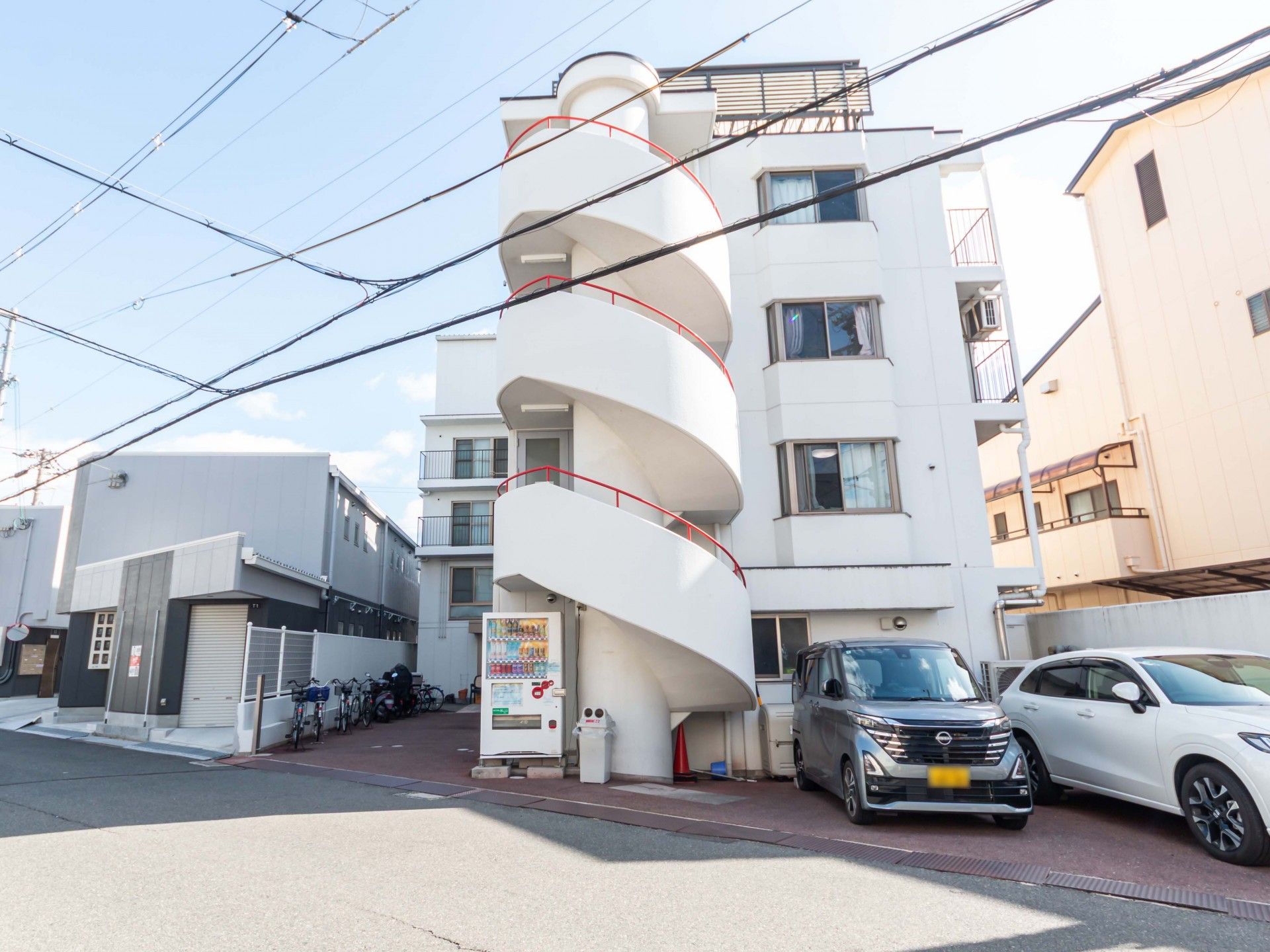 外観と駐車場の様子