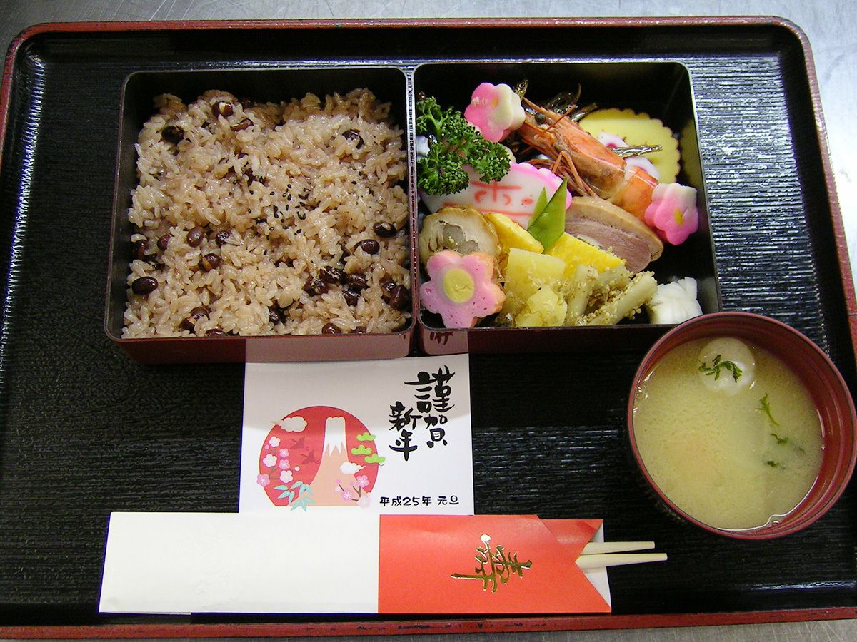 花や扇の形の練り物、海老やたまごの焼き物が詰められたお正月用の特別食