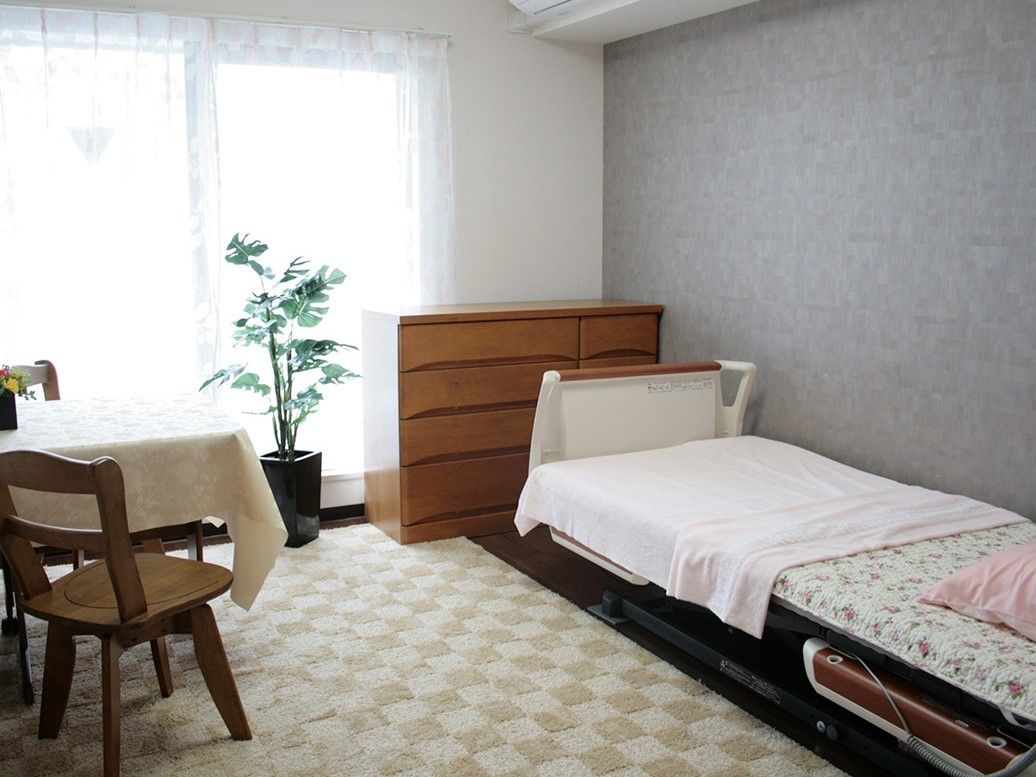 居室のテーブルとベッド