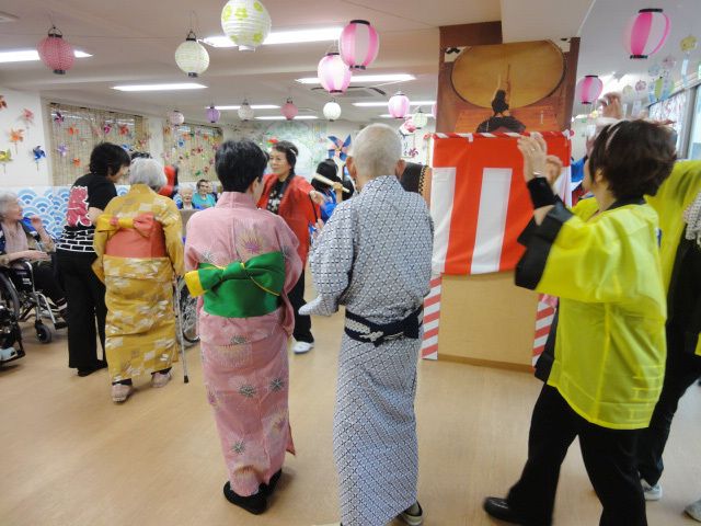 着物姿で賑やかな多目的室