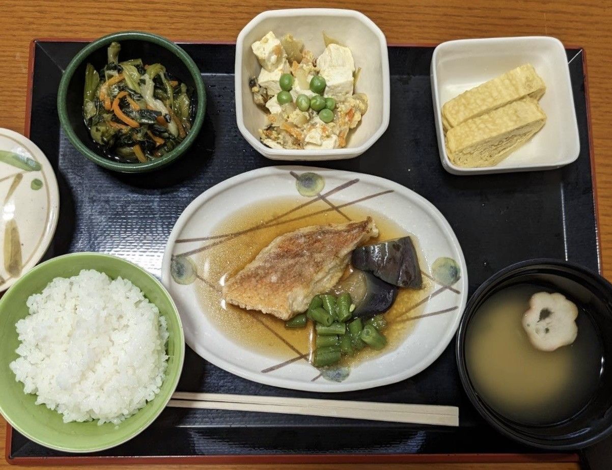 焼き魚を中心とした和食の定食。