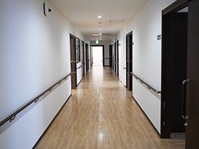 廊下には手すりが完備されており、入居者様の歩行の支えとなる。道幅は車椅子が２台通れるほど、広い造りとなっている。