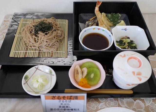 ざるそばと天ぷらの盛り合わせ、茶碗蒸しとフルーツのデザートのセット