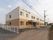 オレンジとアイボリーのツートンカラーになっている２階建ての施設である。周囲に高い建物などがない、のどかな環境に立地している。