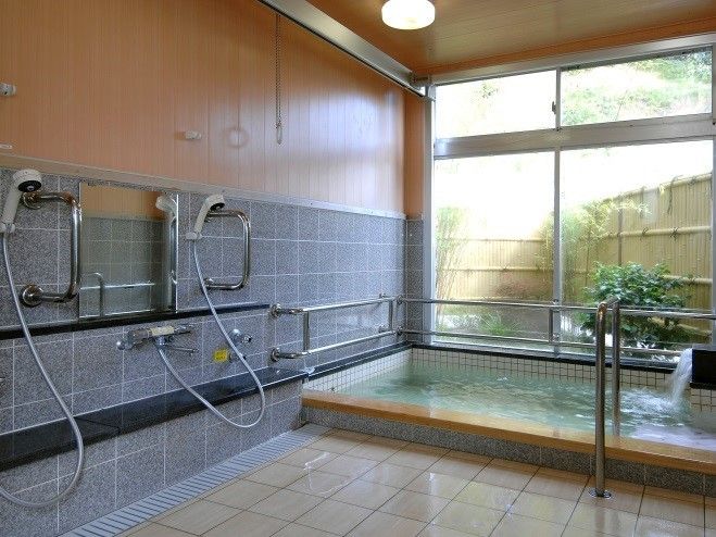 安全面を考慮し、手すりを完備。また、入浴しながら日本庭園風の庭を眺められる。ゆったりできるように、浴室内は広く設計している。