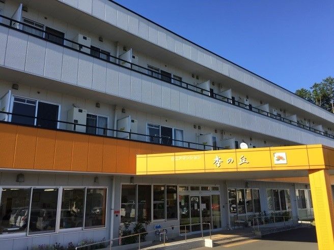 玄関には、緩やかなスロープがあり、車椅子をご利用の方もスムーズに移動できる。また階段も低いので、一段ずつゆっくり上ることができる。