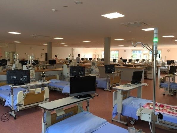 透析の設備が整っており、入居者様のどんなケースにも対応できる。また、ベッドに備えてあるテレビを観ながら過ごしていただける。
