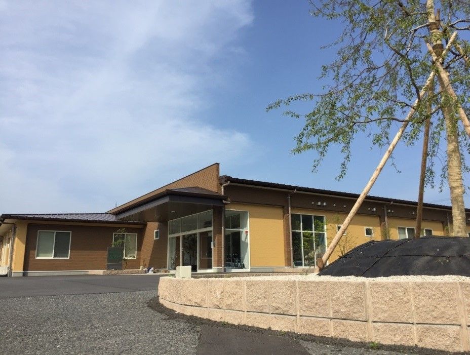 特徴的な外観を持っている。窓は大きいのでたくさんの光が部屋に入り明るい。玄関には階段がないため、安全に出入りしていただける。