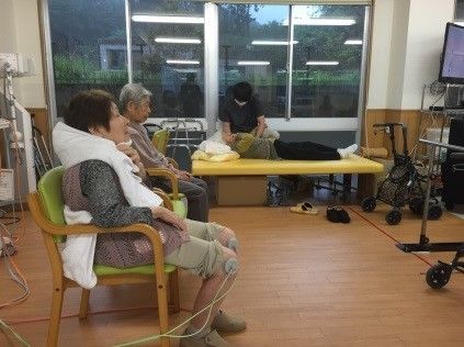 共にリハビリをする仲間がいるので、治療を頑張ることができる環境である。部屋も広いので、感じるストレスも少ない。