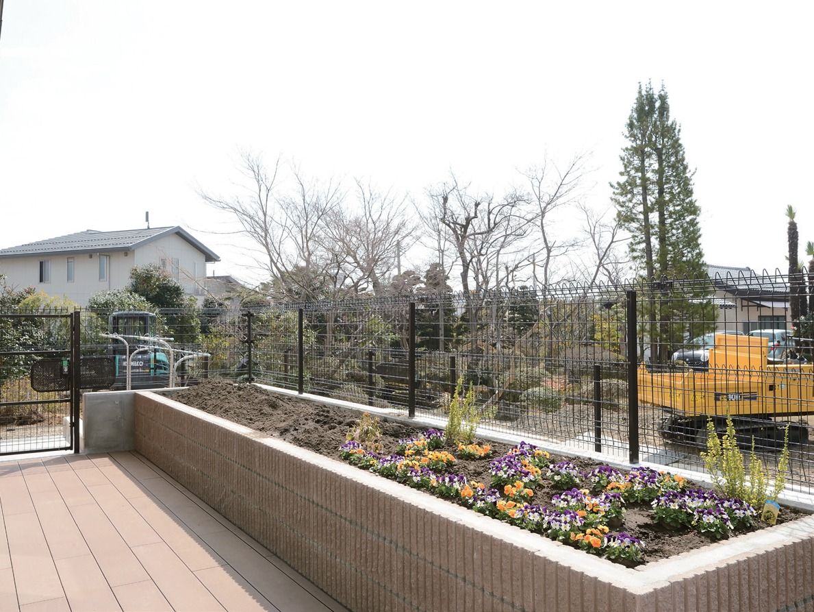 色鮮やかな花が美しい中庭。季節の移り変わりを楽しんでいただける。天気が良い日は外の空気を吸ってリフレッシュできる。