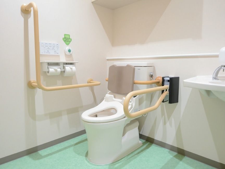 トイレまわりには楽に立ち座りができる手すりがいくつも設置されている。万一のためにスタッフ呼び出しボタンもあるので、安心してご利用いただける。