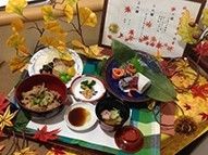 通常メニューのほか、季節や行事にあわせた特別メニューもご用意。お正月にはおせち料理をお楽しみいただける。