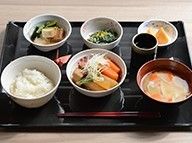 バリエーション豊富で見た目にも楽しめるメニューを用意している。入居者様には食においても充実した毎日を送っていただけるよう努めている。