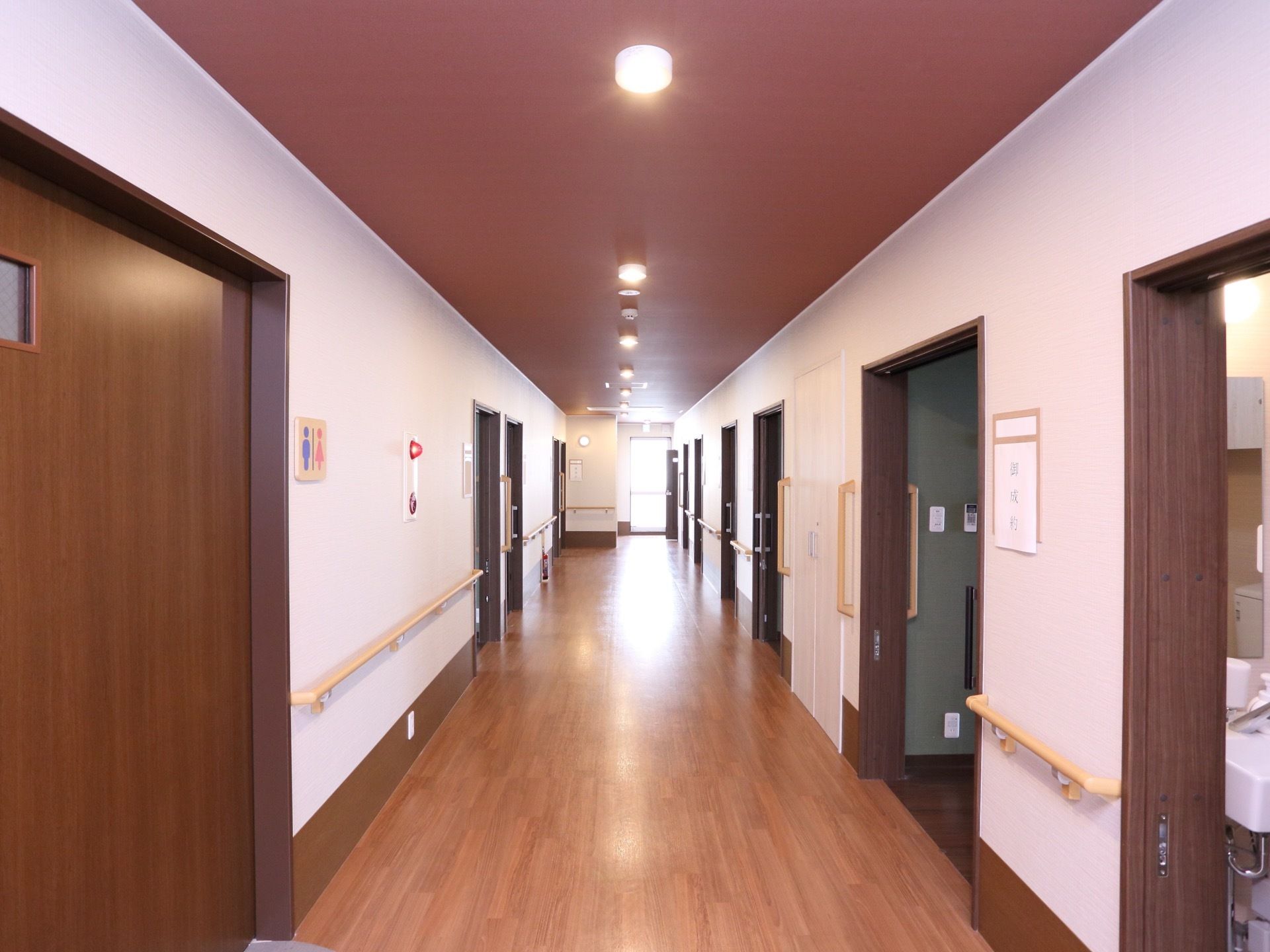 等間隔に照明が取りつけられているので、昼夜関係なく常に明るく利用しやすい。手すりが設置されているので安全に移動できる。