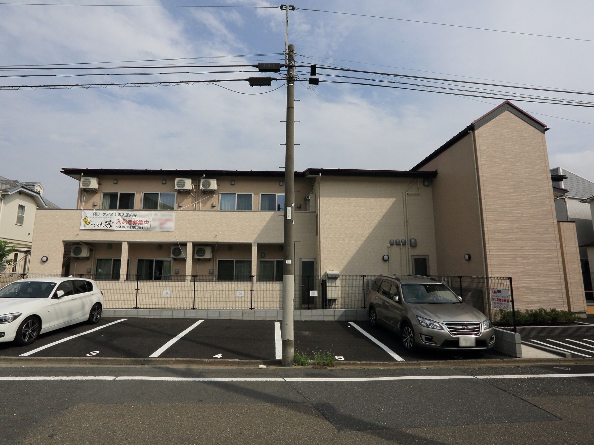 施設に併設して駐車スペースが多数設けられている。建物はフェンスに囲われているので、セキュリティー面の心配はない。