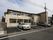 ２階建てで外階段とベランダのついた施設である。道路に面して駐車場が６台分ある。出入口には門を設置している。
