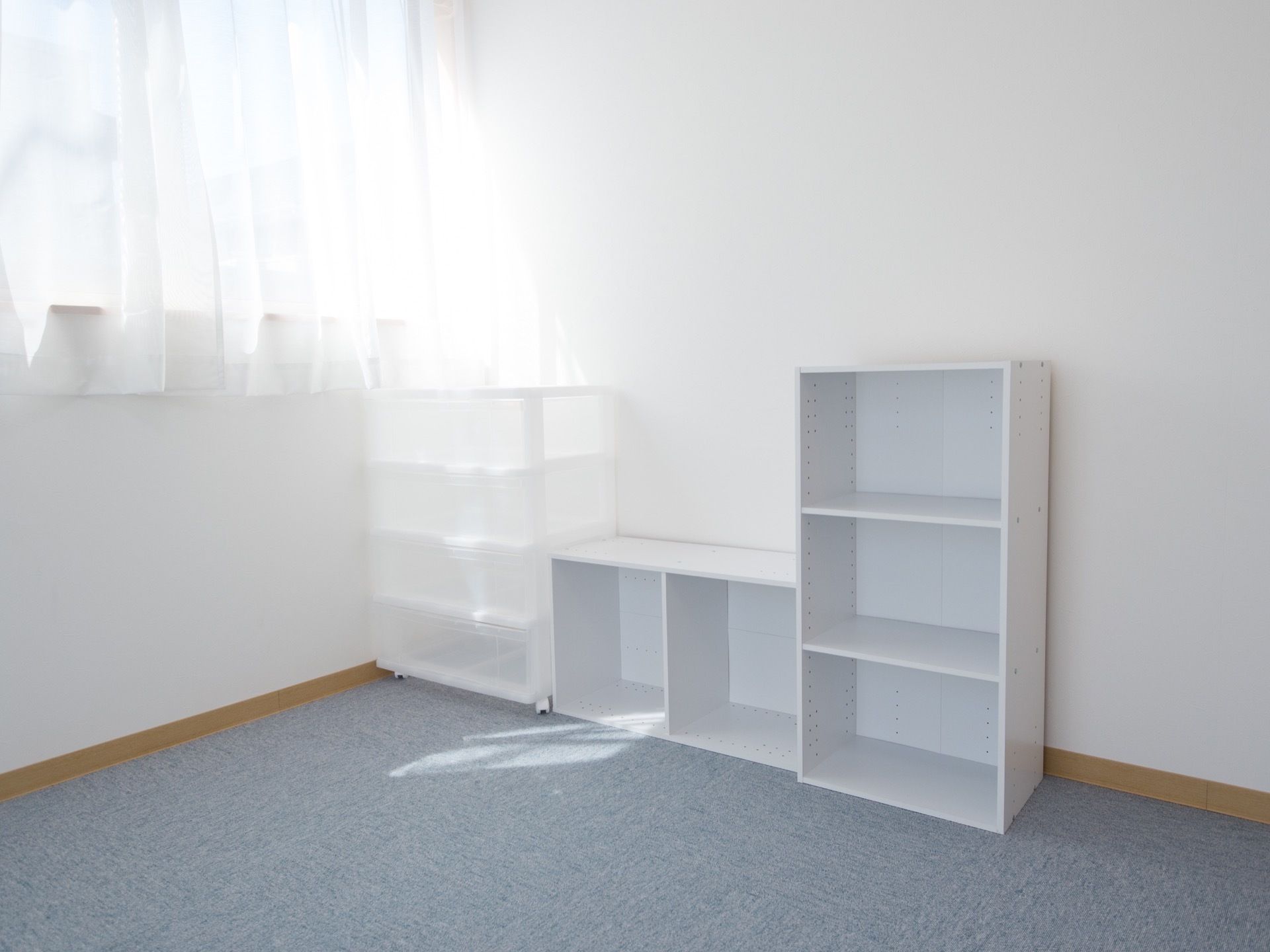 居室の床はカーペットが敷かれている。自身で好みの収納ケースを持ち込める。窓があり、陽が入り明るい空間である。