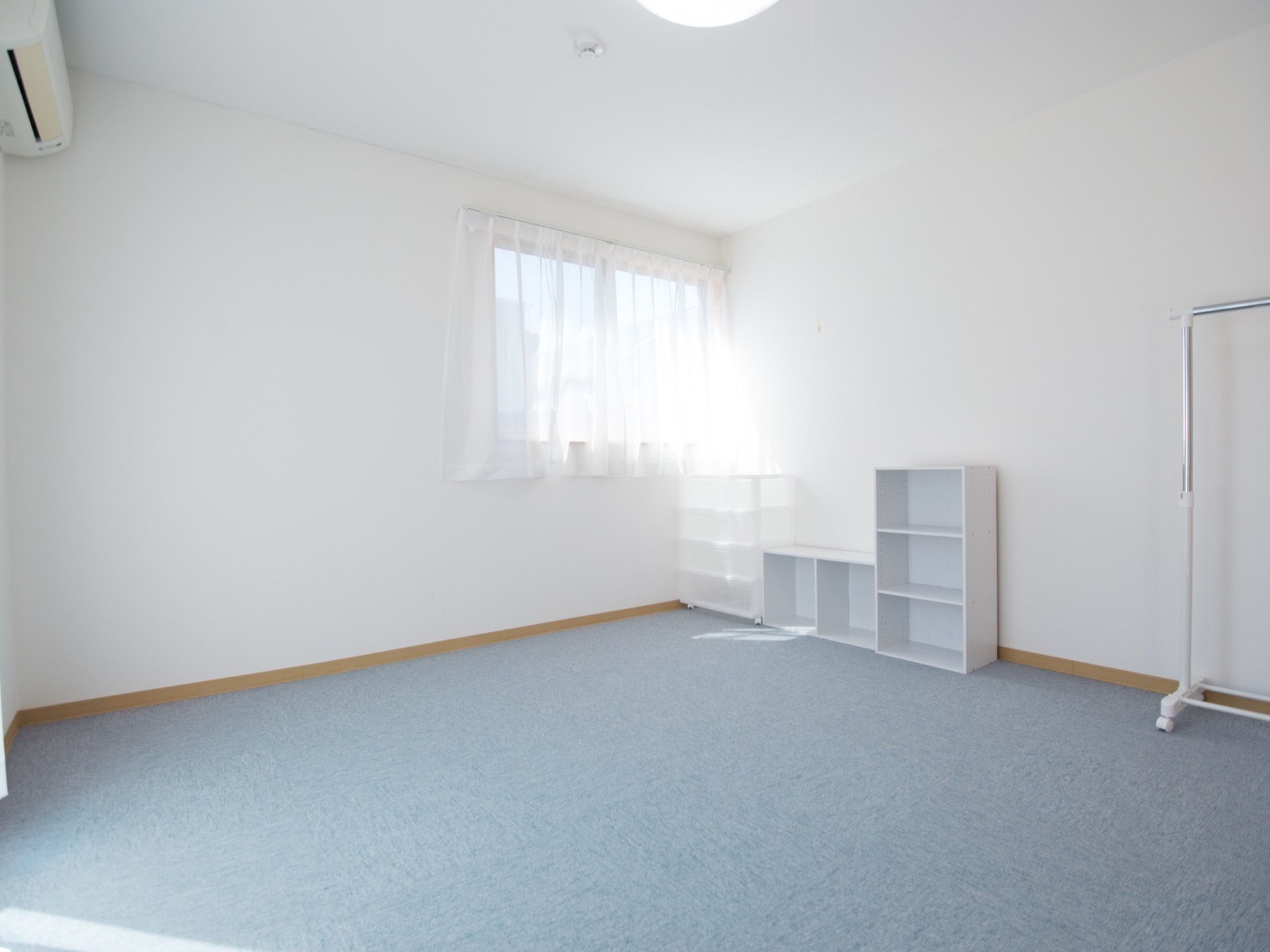 カーペットが敷かれた広々とした居室である。窓があり、明るく開放的である。全室エアコンが取りつけられて、温度管理ができる。