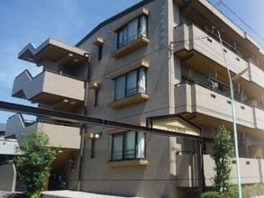 1階部分が施設区画の、3階建ての一般集合住宅の外観