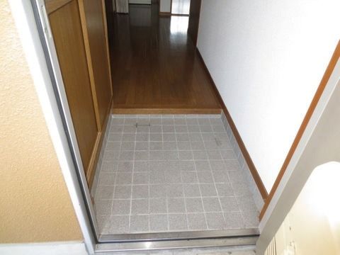 玄関からはフローリングでそのまま居室内につながっているため出入りしやすくなっている。またドアには郵便受けもついておりプライバシーも守られる。