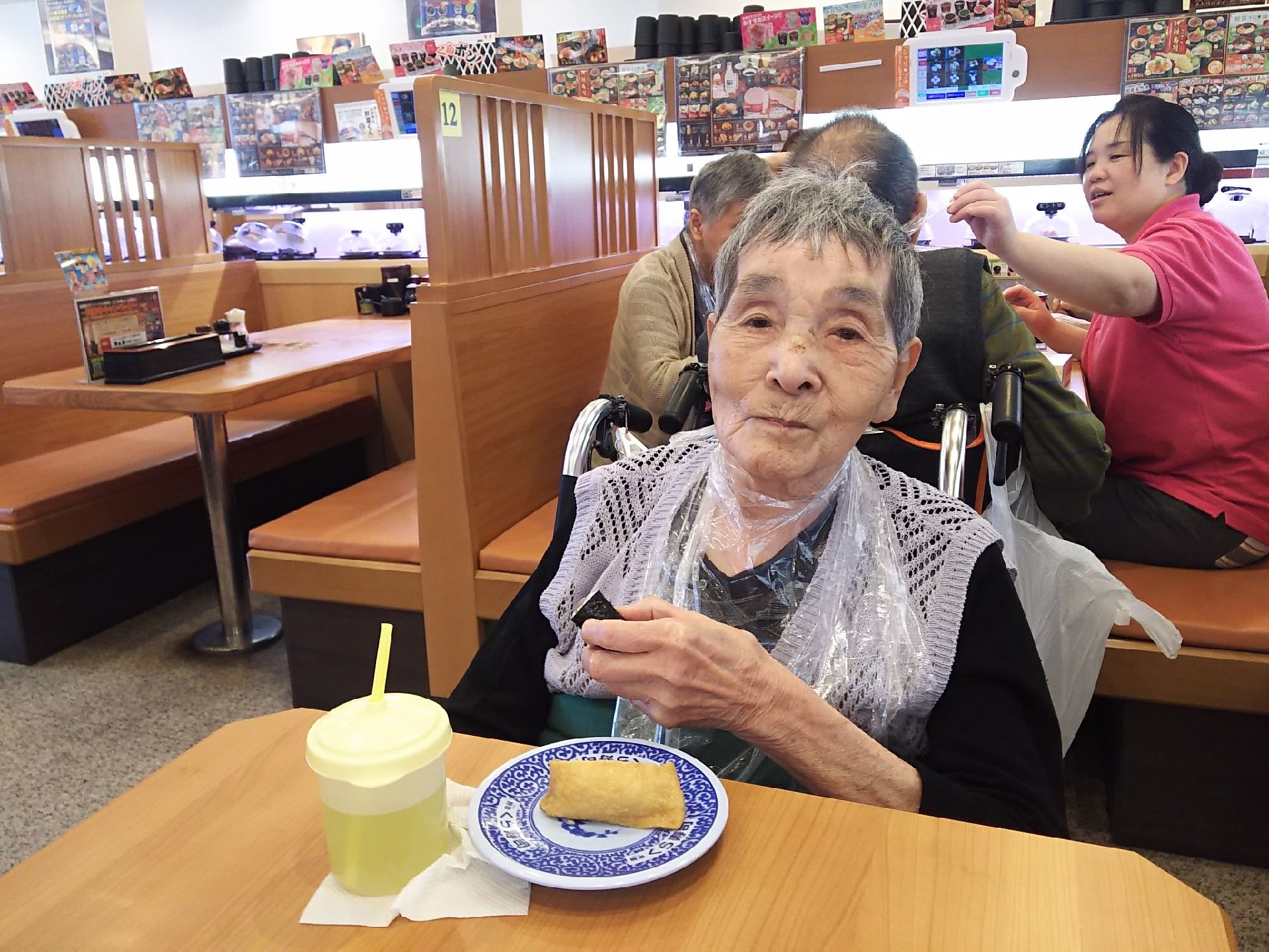 通常の施設ので出される食事のほかに、時折外食の日を設定している。日々の生活に変化があるよう工夫している。