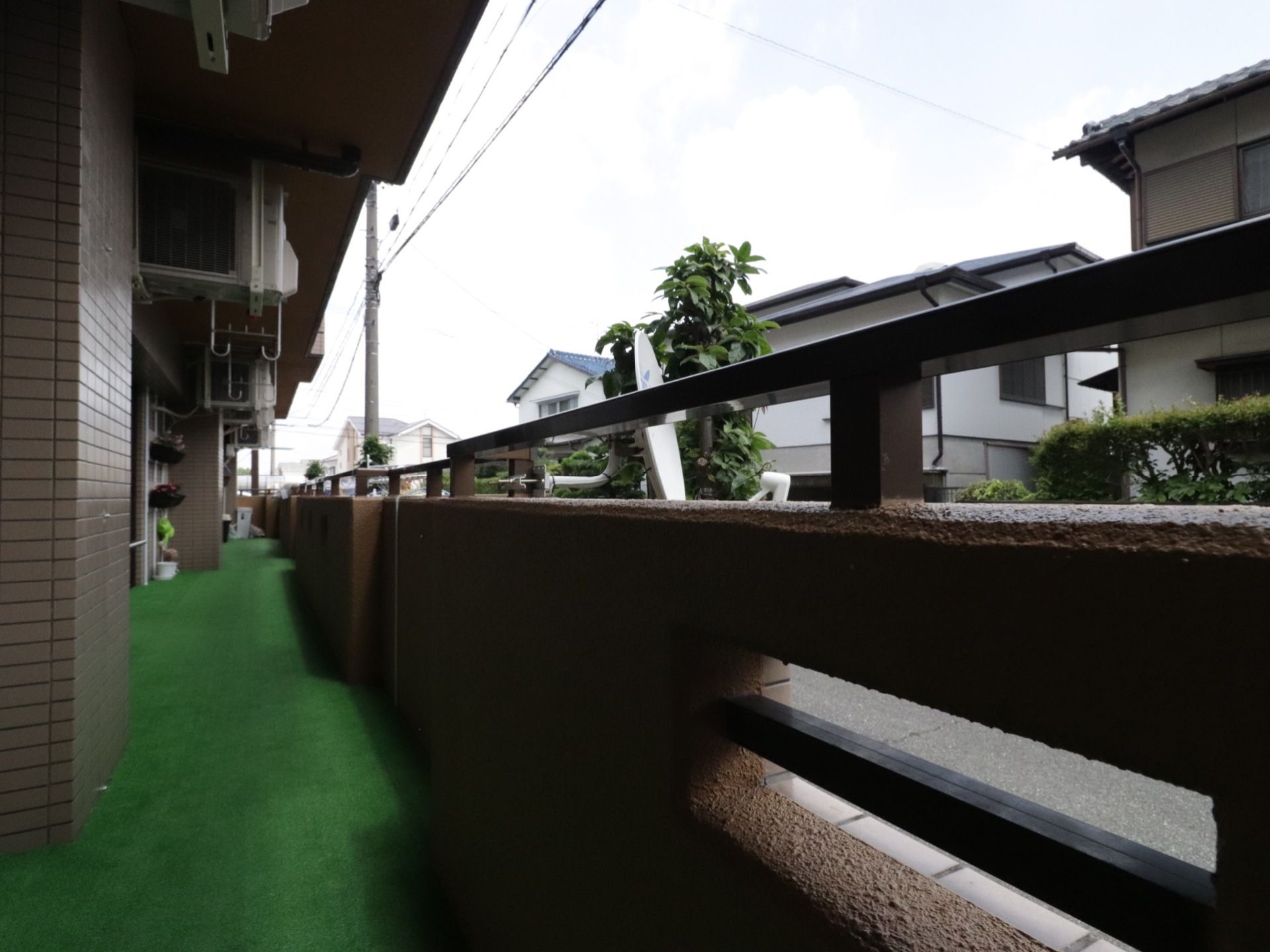 ベランダは通常の集合住宅とは違い、部屋ごとの仕切りがない状態のため広くなっており、プランターなどを置けるスペースがある。