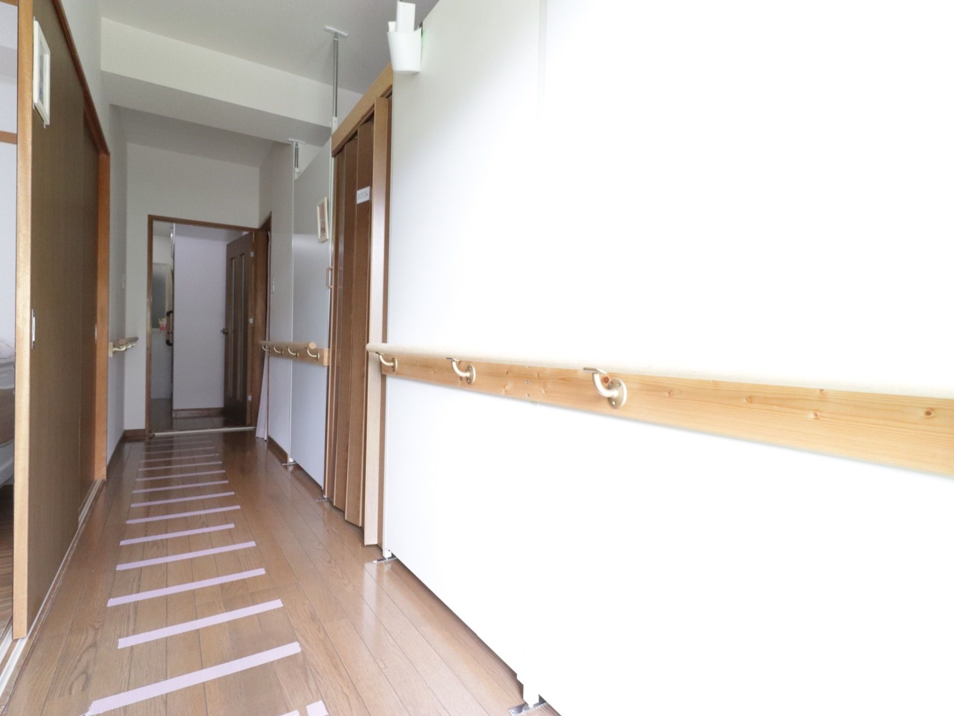 手すりが両側の壁に取り付けられている。各部屋のドアはスライドタイプ、アコーディオンタイプになっている。