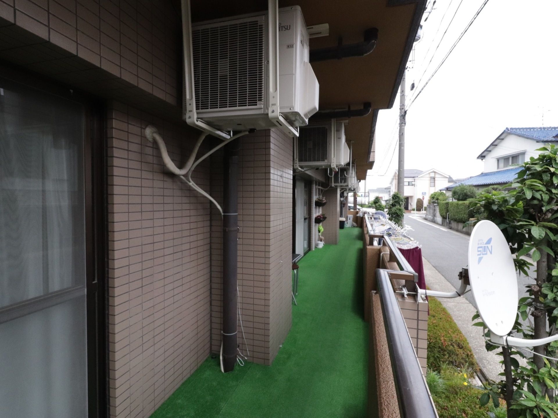 人工芝が敷かれ、隣との仕切りがない広々としたベランダ