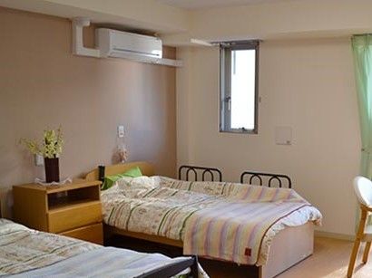 二つのベッドが並んでいる居室内の寝室スペース。二部屋あるタイプのモデル