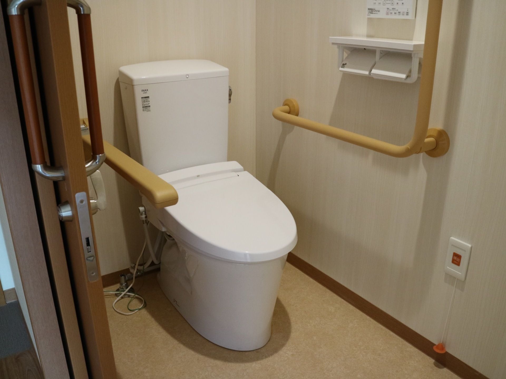 トイレのドアはスライド式になっていて開閉しやすい。間口も広いので、車椅子をご利用の方も楽に出入りができる。