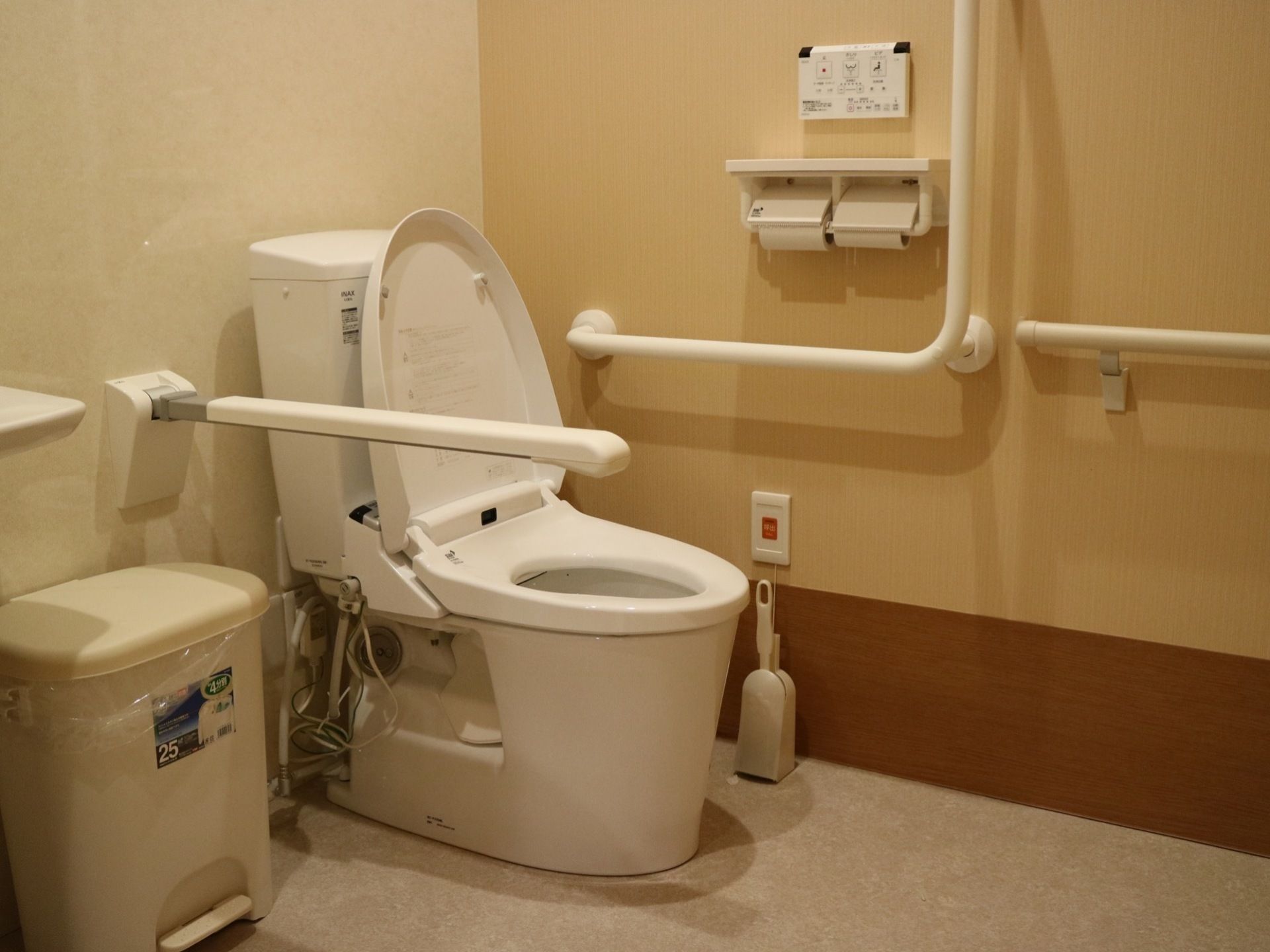 トイレの個室は明るい色合いの内装で、清潔感があり落ち着いた雰囲気になっている。温水洗浄便座のほかに、洗面台も併設されている。