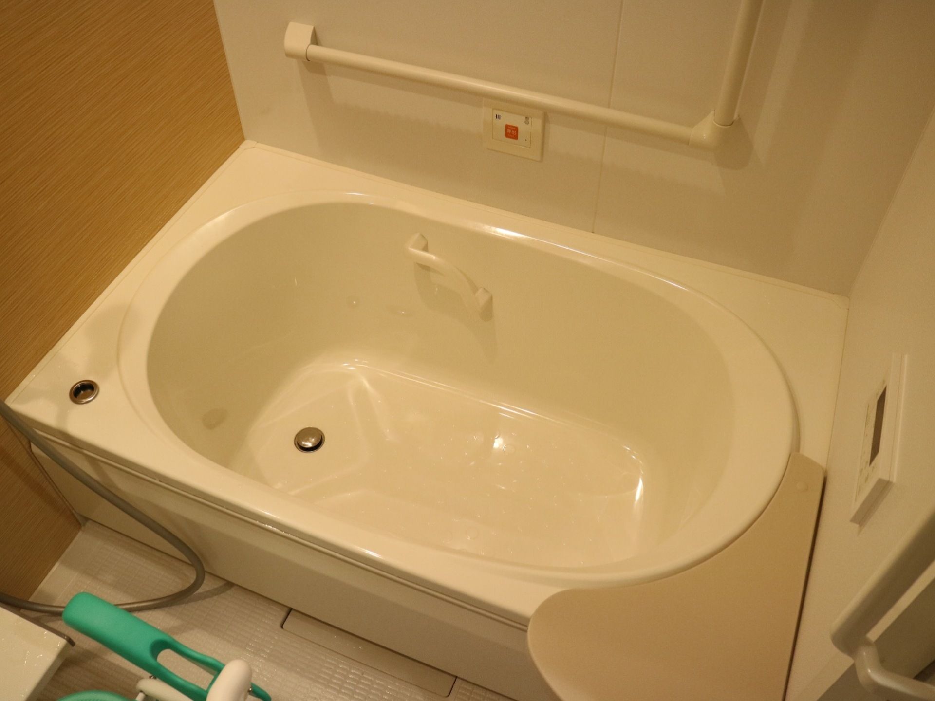 家庭サイズの個浴室には、安全のために、シャワーチェアや手すり、緊急用の呼び出しボタンが設置されている。