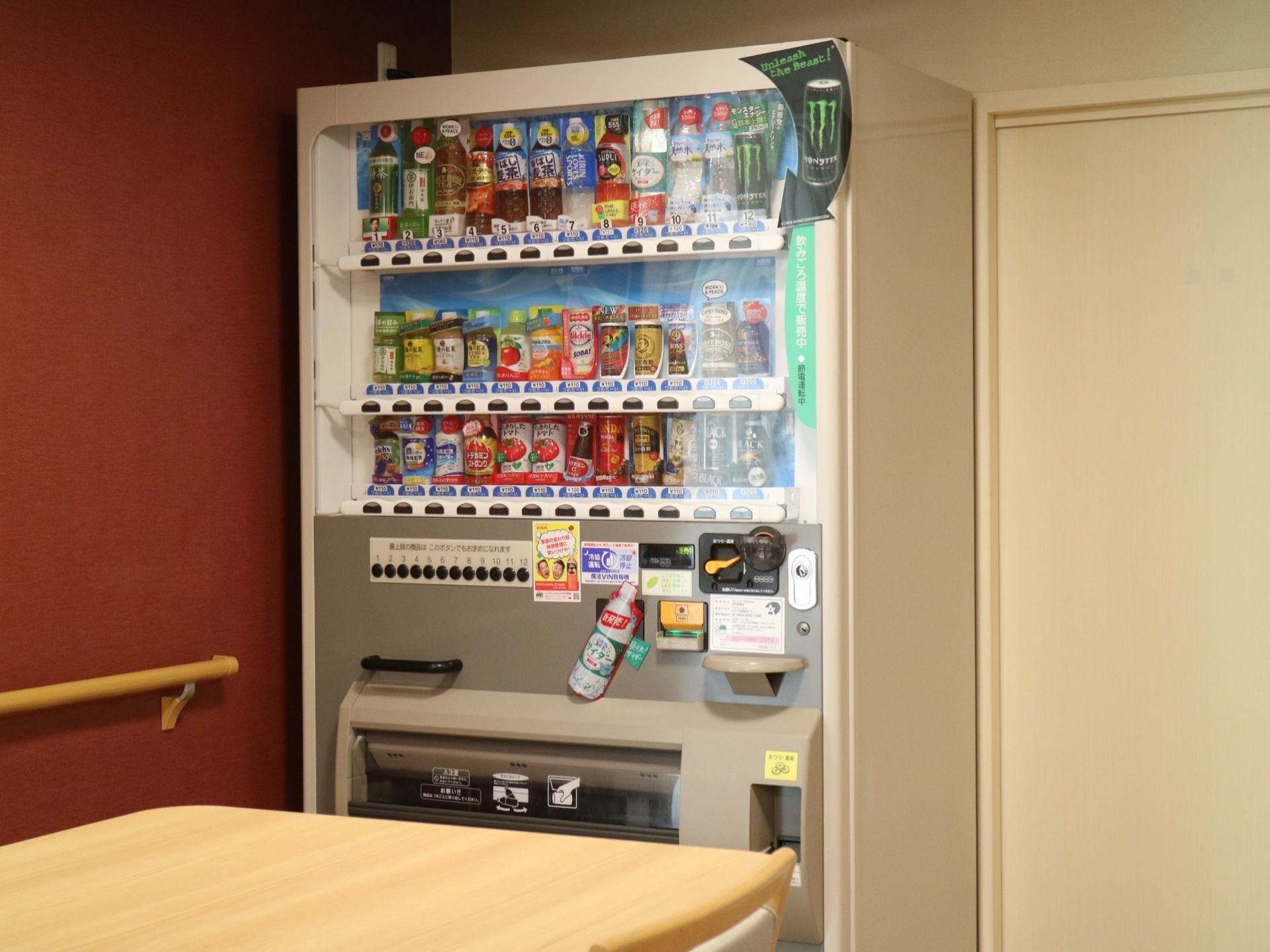 食堂の奥には、自動販売機が設置されている。味や大きさ、種類など、豊富なラインナップが取り揃えられている。