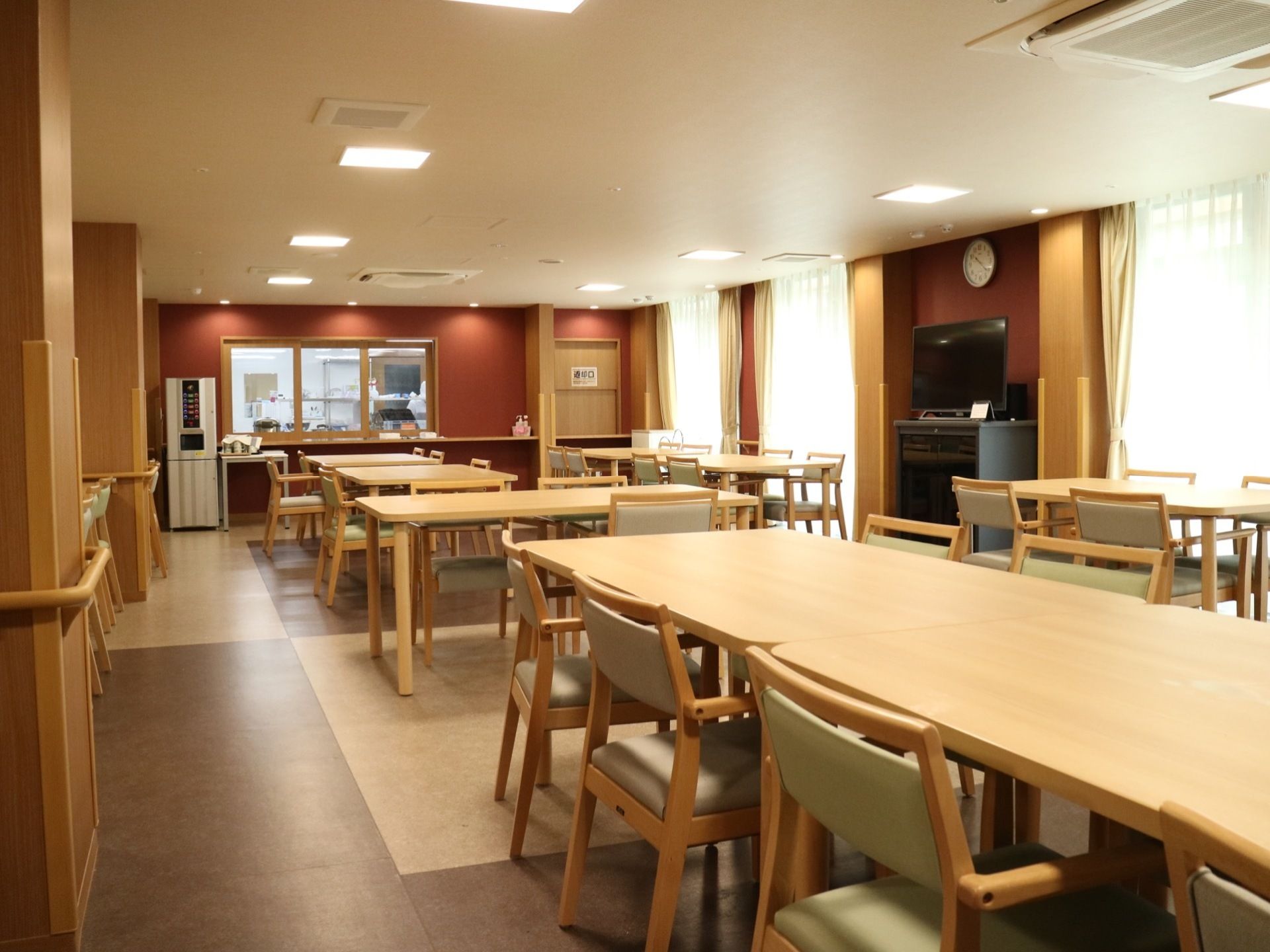 食堂内の照明はダウンライトになっていて、部屋全体が柔らかい光で包まれ、落ち着いた空間となっている。通路が広く設けられている。