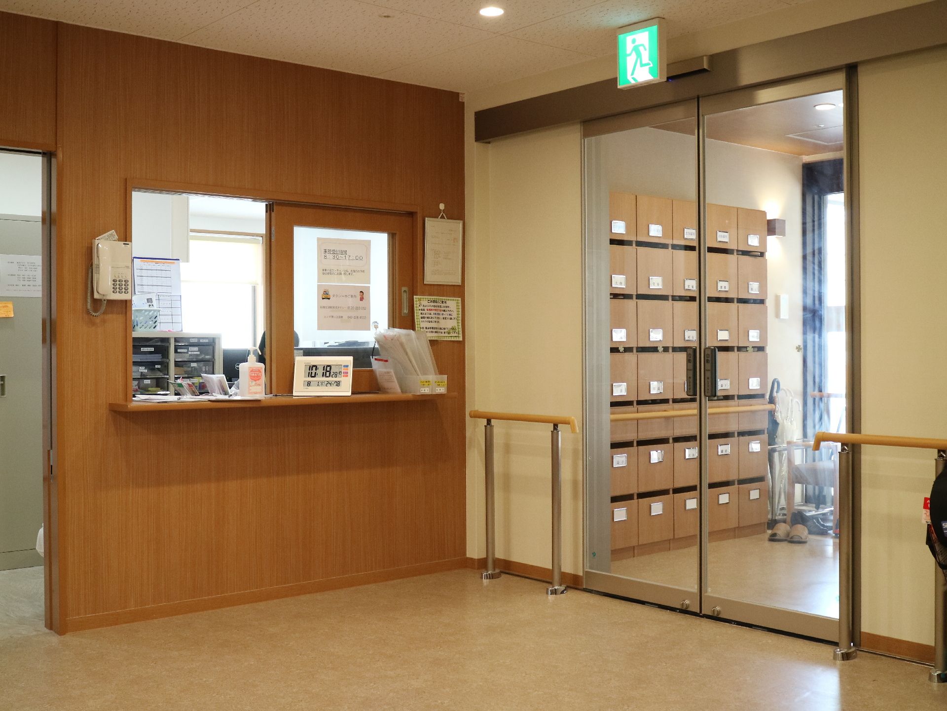 入居者様の名前が一つ一つ書かれている靴箱のあるエントランス
