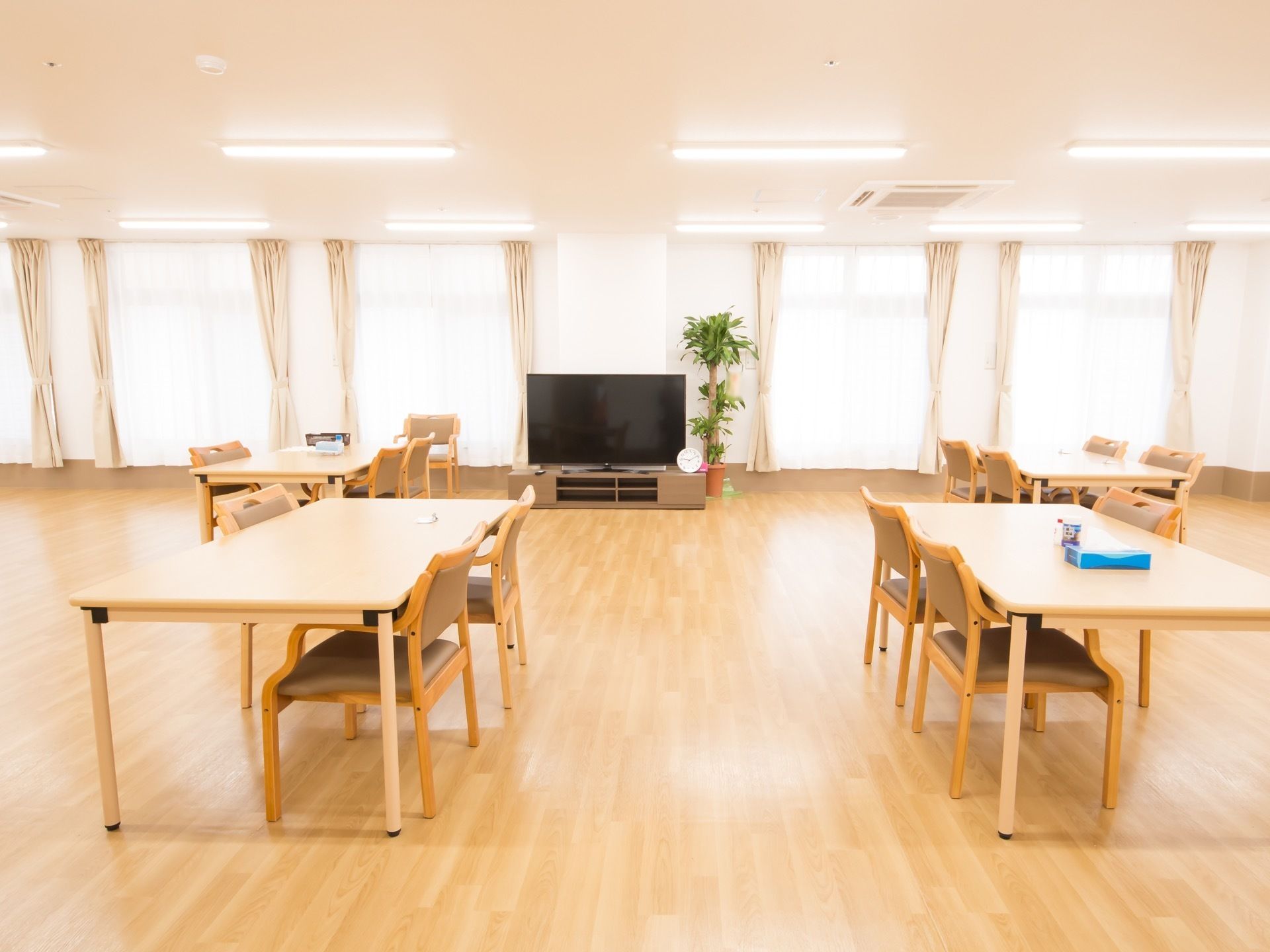 テーブルと椅子、大型のテレビを設置している食堂である。窓が大きく多い食堂は開放感があり明るい空間となっている。