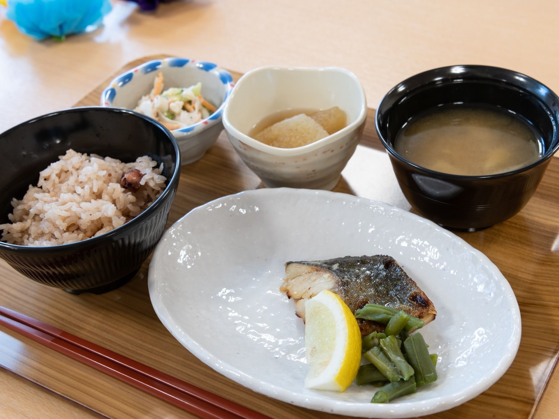 この日のお食事は、焼き魚をメインとした献立になっている。野菜も取ることができ、栄養バランスが考えられている。