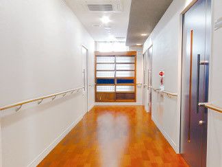 施設内の廊下は、バリアフリーで手すりが付いている。足に不安のある方も、車椅子をご利用の方も安全に通行できる。