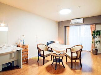 居室の中は、ベランダへ通じる窓が大きめで開放感がある。実際に広さもあるため、ベッドを置いてもスペースが使えるためゆったり過ごせる。