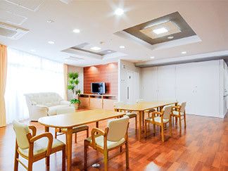 明るく、あたたかみのある雰囲気の食堂は広々としていて、入居者様が皆さんで楽しく食事をとることができる。