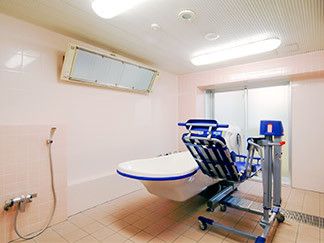 介護が必要な方でも、機械浴システムで、常に清潔な身体で過ごすことができる。システムも最新で安心して利用できる。