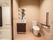広い洗面所には、洗面台とトイレが設置されている。呼び出しボタンがあり、緊急時はすぐにスタッフに連絡をすることができる。