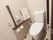 温水洗浄便座になっているトイレが設置されている。快適に使用することができ、操作ボタンが壁にあるので便利である。