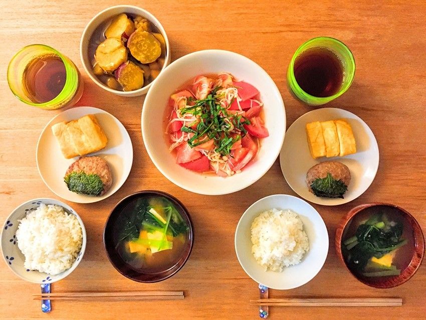 煮物やおみそ汁など、家庭料理のようなメニューの食事