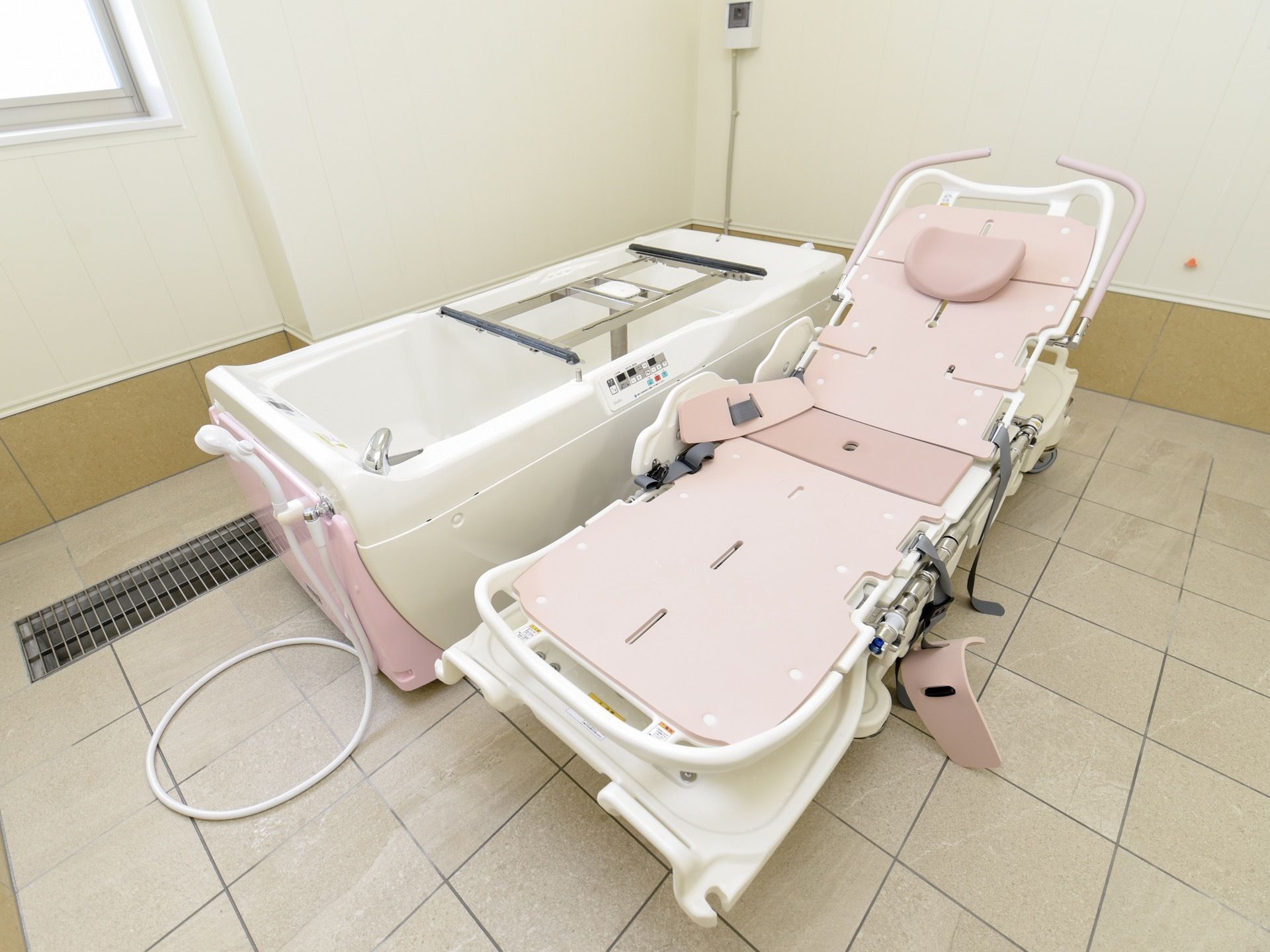 清掃の行き届いたきれいな浴室である。機械浴槽が設置されており、介護度の高い方もお湯に浸かることができる設備を備えている。