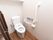 トイレの壁には複数手すりを設置している。呼び出しボタンを設置しており、緊急時もすぐにスタッフに連絡することができる。