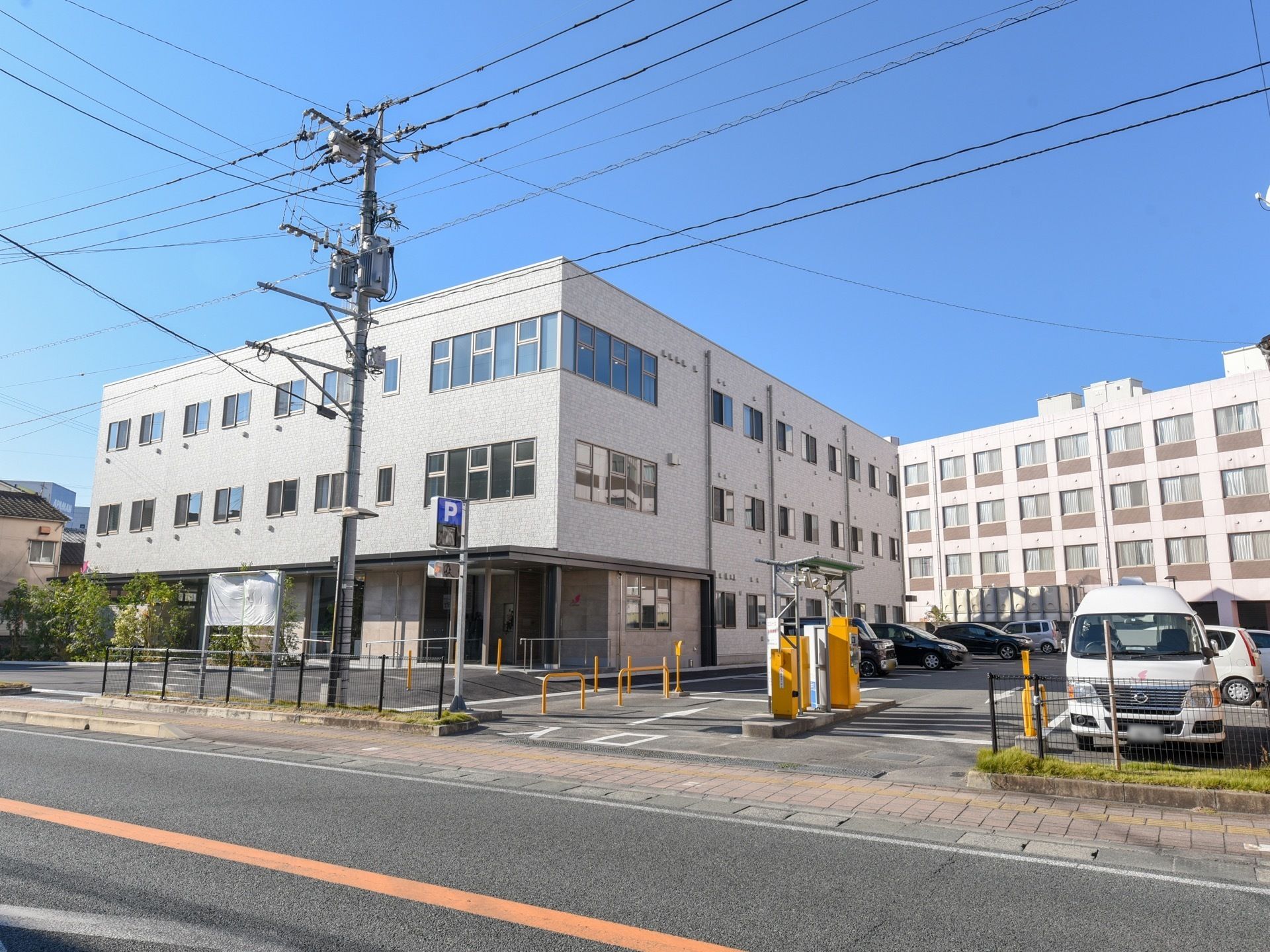 施設は薄いブラウン色の外壁になっており３階建てである。建物の周りには木々が植えられており、自然に触れることができる環境である。